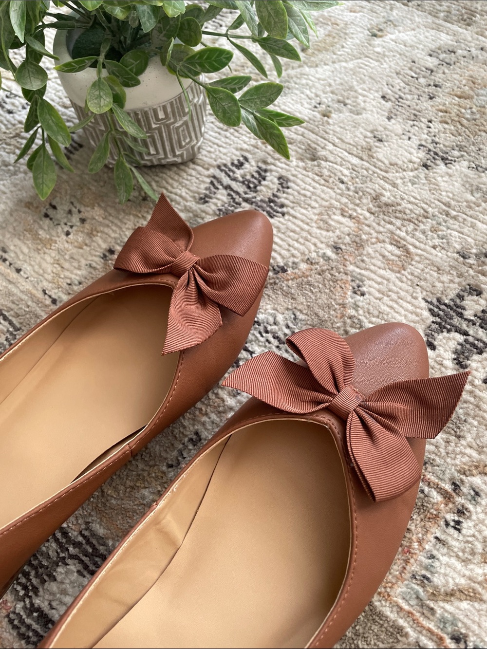 Kenneth Cole Reaction Brown Bow Pointed Toe Flats - Picture 5 of 11